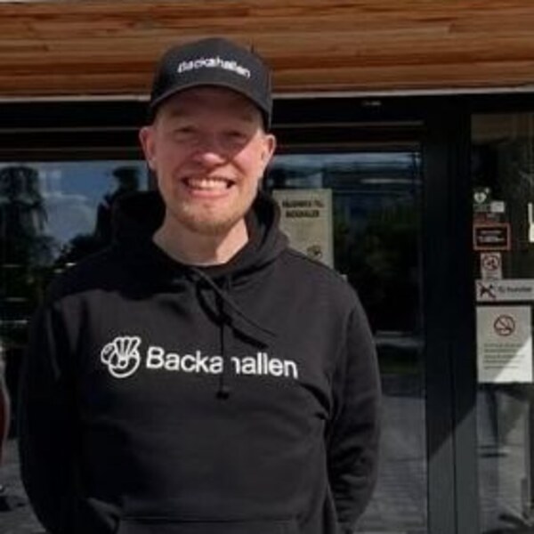 Porträtt av Hugo Svenstedt, hallchef på Backahallen